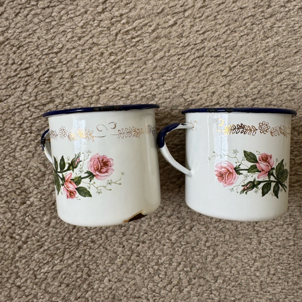 Vintage Tres enamel tin cup set